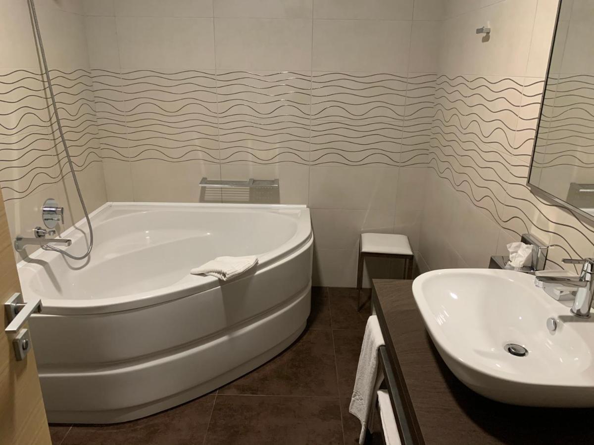 Turin Airport Hotel & Residence San Francesco al Campo Kültér fotó